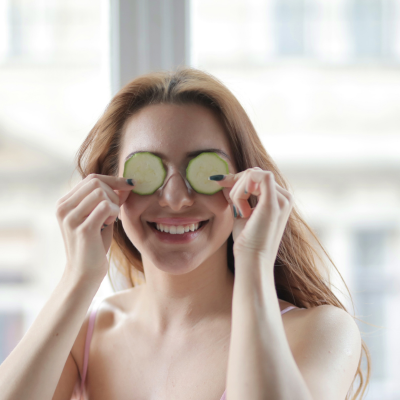 Atténuer les cernes et les poches sous les yeux naturellement