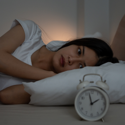 femme dans son lit qui a un réveil nocturne