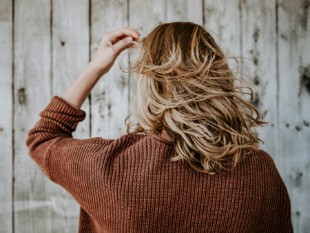 Huiles végétales et huiles essentielles pour les ongles et cheveux