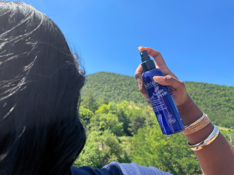 eau florale sur les cheveux